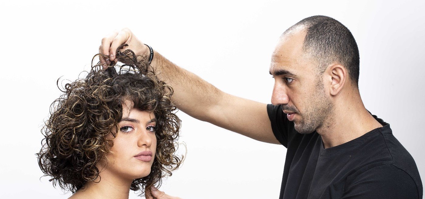 ירון דהן מסדר שיער מתולתל וקצר