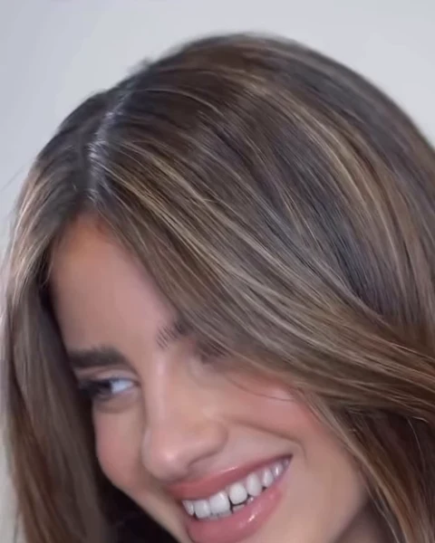 אחרי גווני שמש וטיפול שיער: שיער חום עם גוונים בהירים